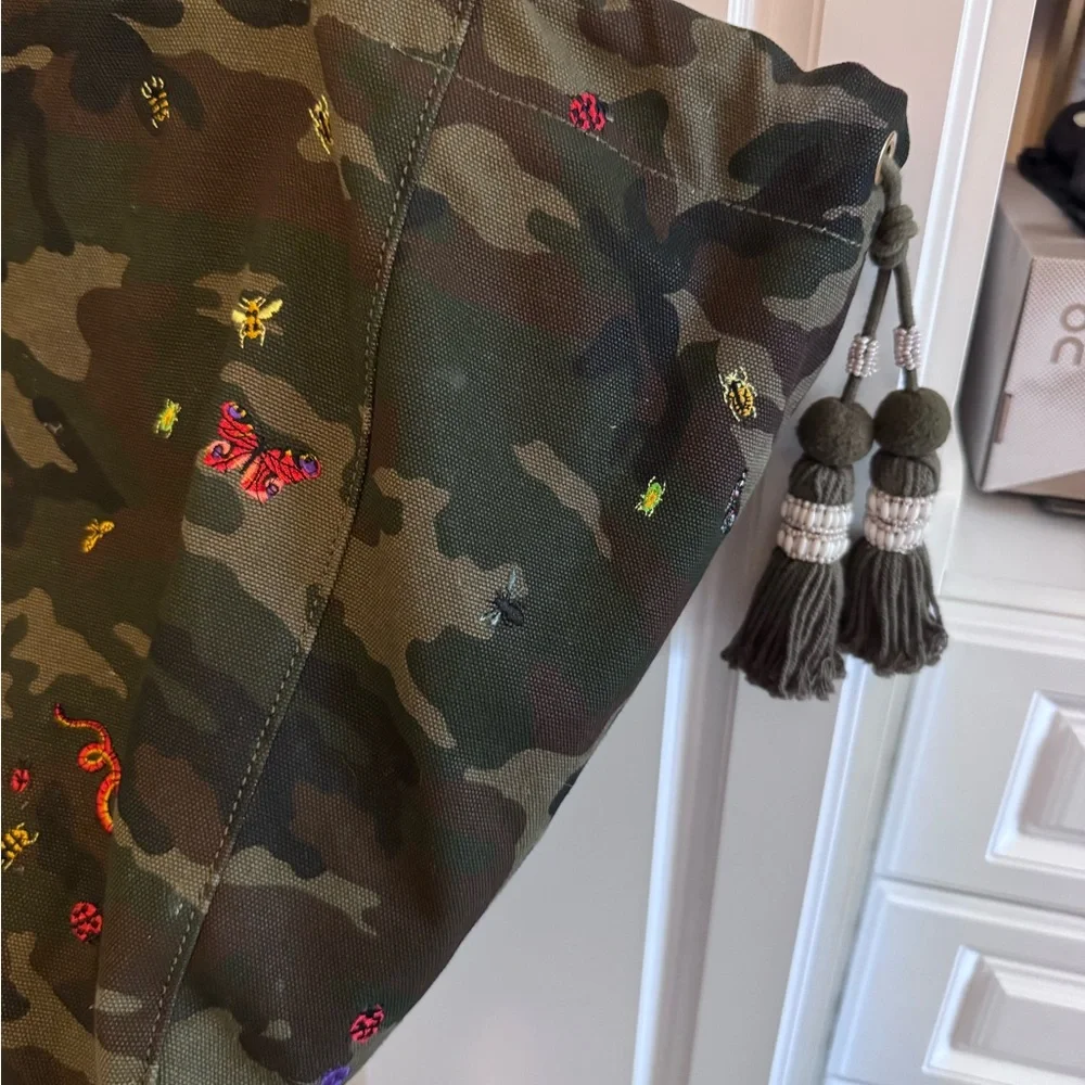 India Hicks fortune camouflage tote. Like new. Highly collectible 24x13x12